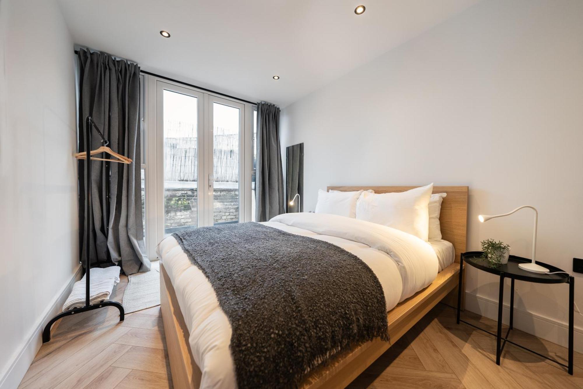 The Battersea Place - Charming 4bdr Flat * London